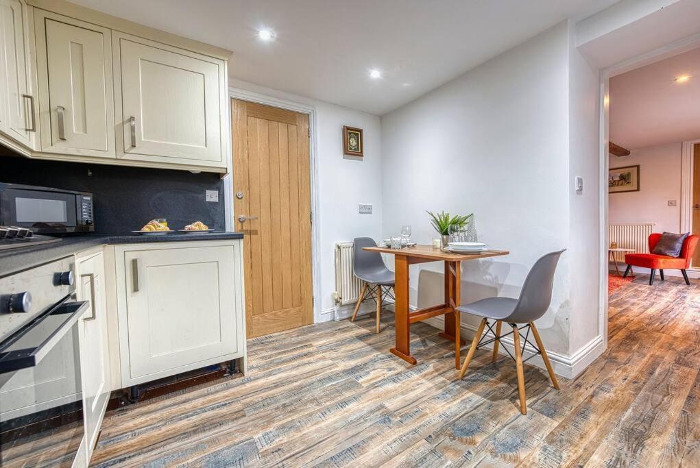 Delightful Two-Bedroom Cottage In The Heart Of Bakewell Exterior photo