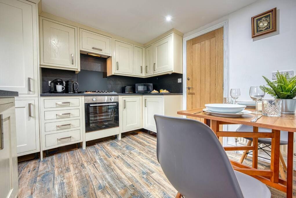 Delightful Two-Bedroom Cottage In The Heart Of Bakewell Exterior photo