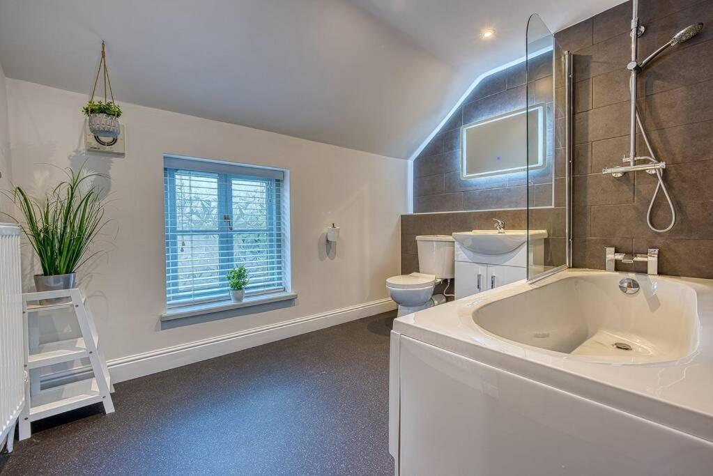 Delightful Two-Bedroom Cottage In The Heart Of Bakewell Exterior photo