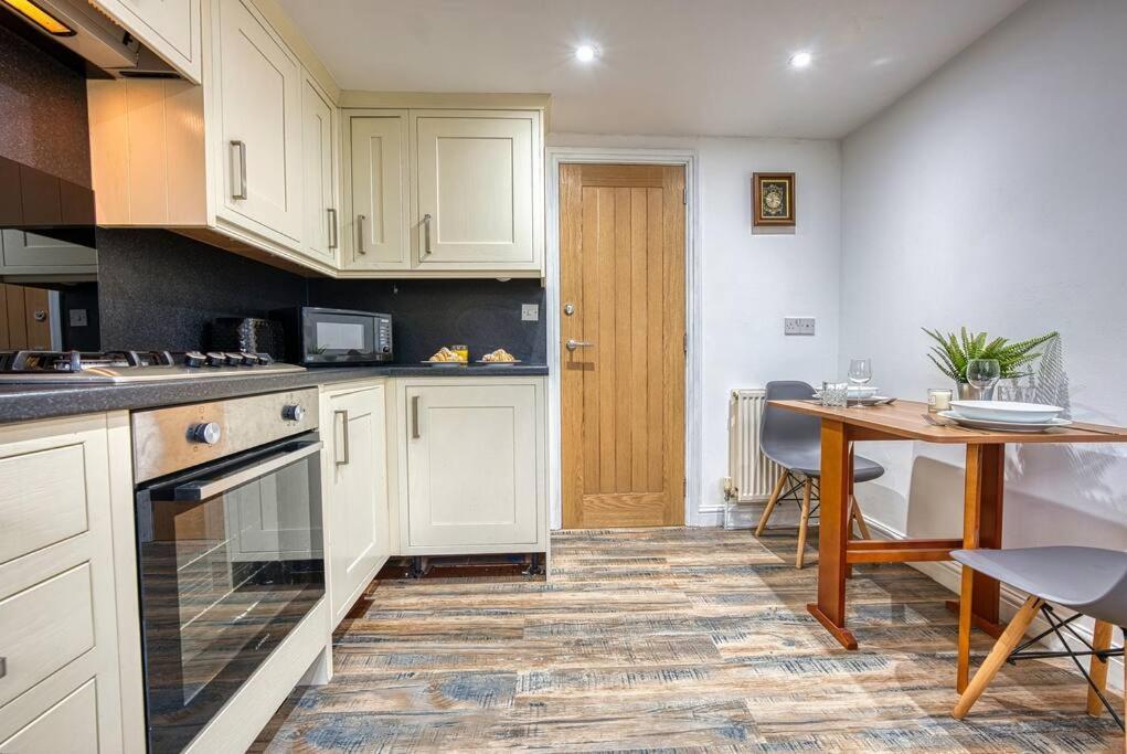 Delightful Two-Bedroom Cottage In The Heart Of Bakewell Exterior photo